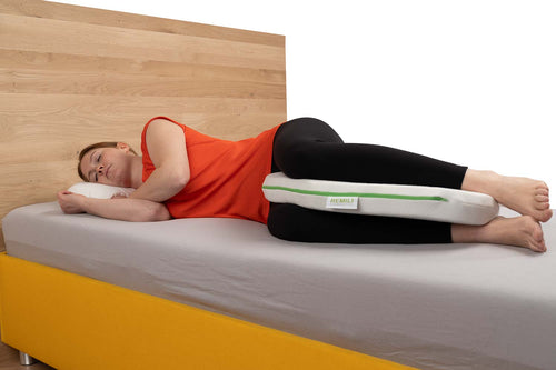 Person liegt auf einem ergonomischen Kissen in ruhiger Seitenlage