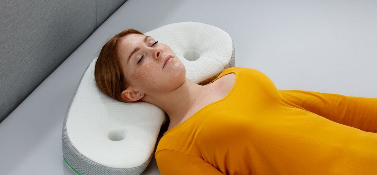 Schlafende Person mit REMILI Kissen in einem gemütlichen Schlafzimmer